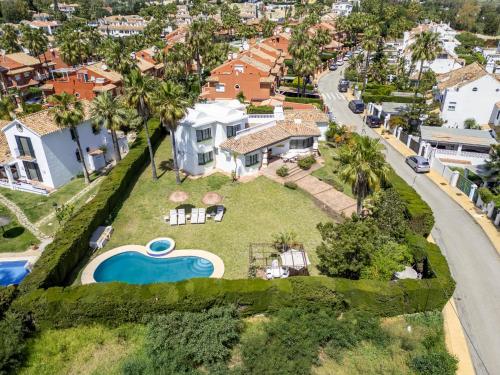 Sunlit 3 BDRM Coastal Villa w Pool and Sea View