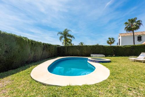 Sunlit 3 BDRM Coastal Villa w Pool and Sea View