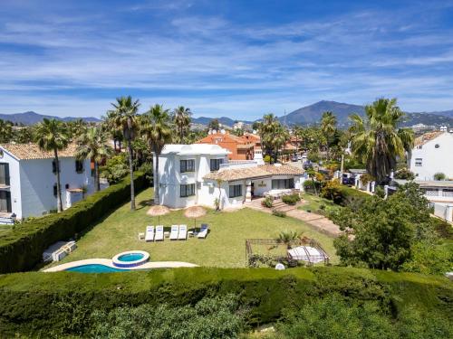 Sunlit 3 BDRM Coastal Villa w Pool and Sea View
