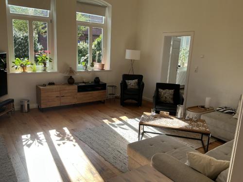 a living room with a couch and a table at Gästehaus Schinna in Stolzenau