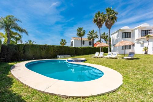 Sunlit 3 BDRM Coastal Villa w Pool and Sea View