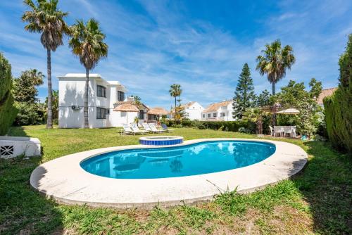 Sunlit 3 BDRM Coastal Villa w Pool and Sea View