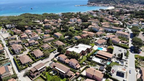 an aerial view of a city with houses and the ocean at Appartamento EDEN - Clima, spazio esterno privato e parcheggio coperto in Marina di Campo