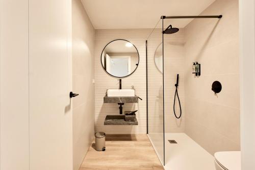 a bathroom with a sink and a mirror at Agora Palas in Palas de Rei