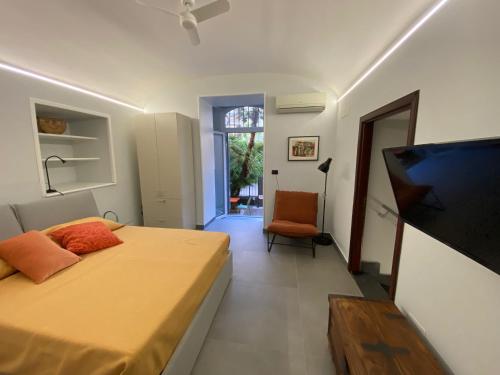 Casa Pontano-Elegant Apartment with Private Parking and Courtyard, near Metro, Funicular, and Seafront