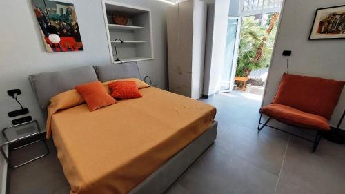 Casa Pontano-Elegant Apartment with Private Parking and Courtyard, near Metro, Funicular, and Seafront