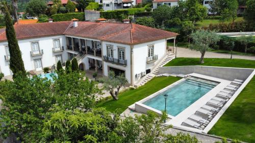 an aerial view of a house with a swimming pool at Casa do Fontão in Amarante