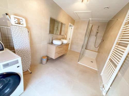 a bathroom with a shower and a sink at Vakantiewoning Goed Thuis in Dilsen-Stokkem
