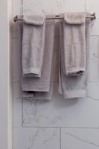a group of towels hanging on a towel rack in a bathroom at Laurina's Cove in Ostend