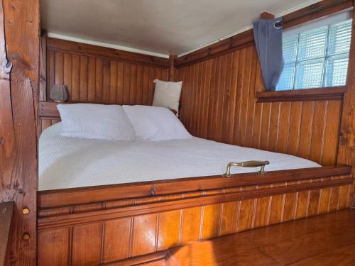 a bedroom with a bed in a wooden boat at Aurelia Verdon in Angles
