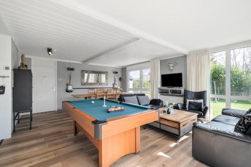 a living room with a pool table at Vakantiehuis Rumah Kami - Julianadorp aan Zee in Julianadorp