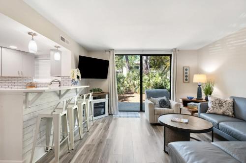Cozy Beach Condo Walk to Shore and Pools photo 7