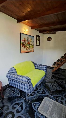 a living room with a couch in the corner at Aguadulce Climbing House in Choachí