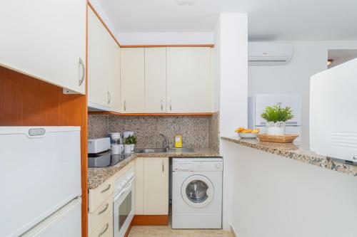 Apart-rent Apartamento Mirablau 0088 con vistas laterales a la playa