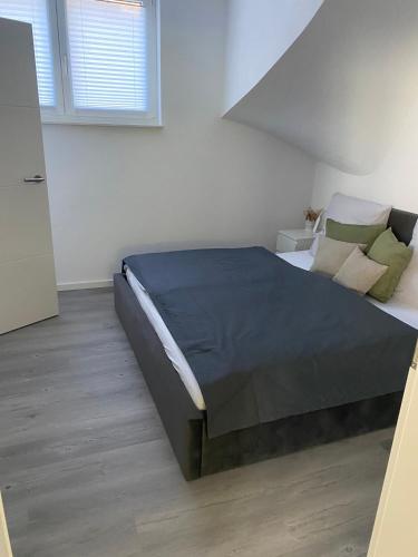 ein Schlafzimmer mit einem großen Bett in einem Zimmer in der Unterkunft Schuttig in Elzach