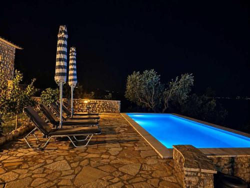 Niki's Tower - Serene Seaview Stone Getaway