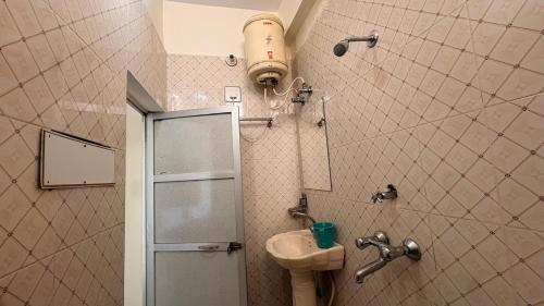a bathroom with a toilet and a sink at Mangalam Hotel and Restaurant in Lachhmangarh Sīkar