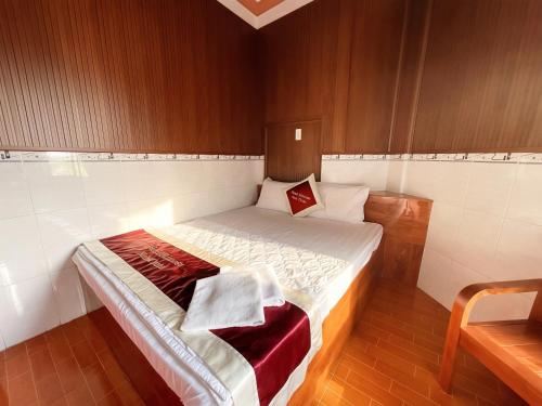 a small bedroom with a bed with white sheets at Mimosa 2 Hotel - Phan Rang in Phan Rang–Tháp Chàm