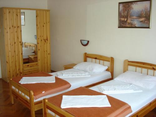 Ліжко або ліжка в номері Rooms Bijela Ruža