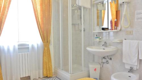 A bathroom at Hotel Mignon