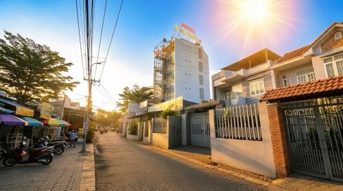 a street in a city with a building at Mimosa 6 Hotel - Phan Rang in Phan Rang–Tháp Chàm