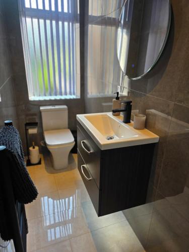 Maluwa Stays - Stylish and Cozy 2BR Apartment - Sleeps 6 photo 31