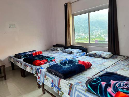 Katil atau katil-katil dalam bilik di Hotel Vijay Lok