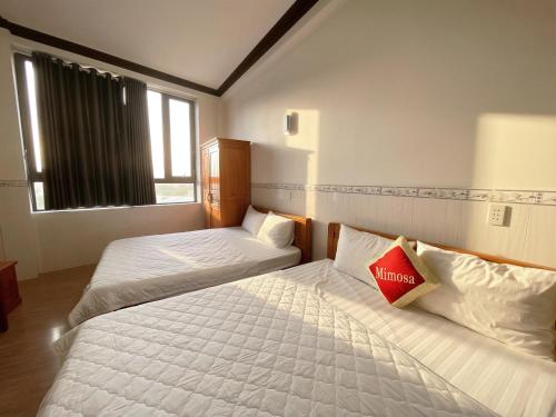 two beds in a room with two beds sidx sidx sidx at Mimosa 7 Hotel - Phan Rang in Phan Rang–Tháp Chàm