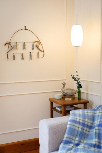 a living room with a couch and a table at Maison Hôte in Magog-Orford