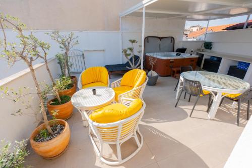 Downtown Luxury Apartments with Hot Tub
