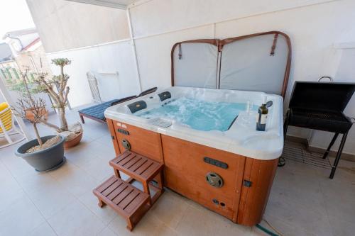 Downtown Luxury Apartments with Hot Tub