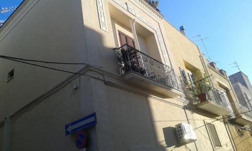 a building with a balcony and a window at B&B La Volta in Montescaglioso