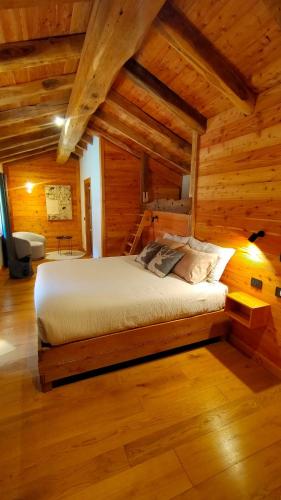 a bedroom with a bed in a wooden cabin at B&B Court1828 in Lillianes