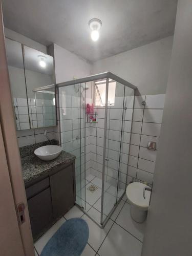 a bathroom with a glass shower and a toilet at Apartamento 2 quartos Centro de Araranguá in Araranguá