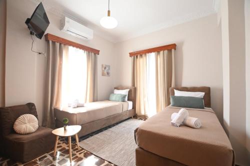 ein Wohnzimmer mit zwei Betten und einer Couch in der Unterkunft Evis' House in Khoríon