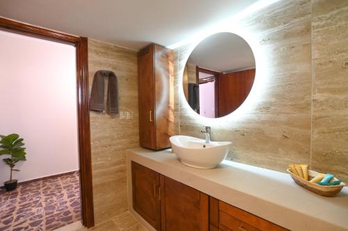 ein Badezimmer mit Waschbecken und Spiegel in der Unterkunft Evis' House in Khoríon