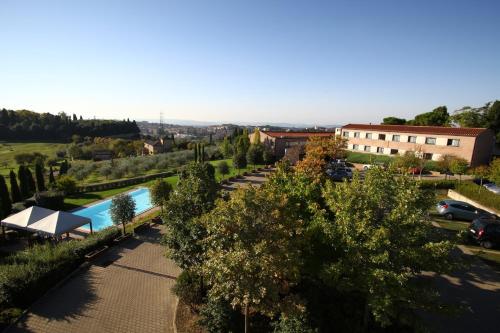 an overhead view of a garden with a swimming pool at Sangallo Park Hotel in Siena