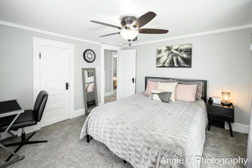 a bedroom with a bed and a ceiling fan at Hannahs Haven in Lima