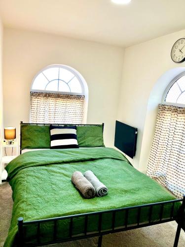 Falcon Crest Lodge - 2BR-Sleeps 7 - Free Parking - Wi-Fi photo 3