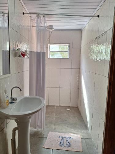 a bathroom with a sink and a shower at Hospedagem Horizonte Azul- Recanto São Thomé in Eldorado