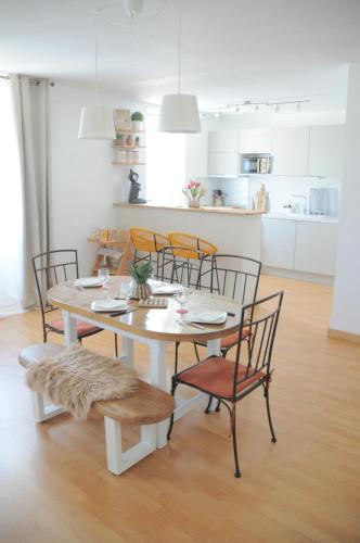 a white table and chairs in a living room at À 8min du parc LE PAL Le cocon de Kenna in Dompierre-sur-Besbre