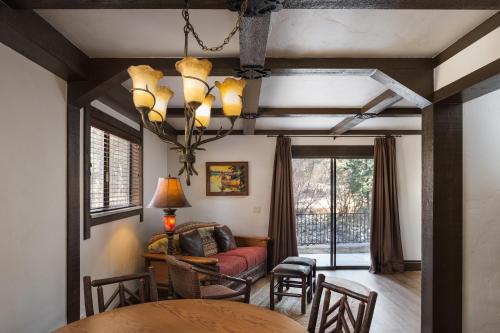 Ruang duduk di The Landing at Estes Park
