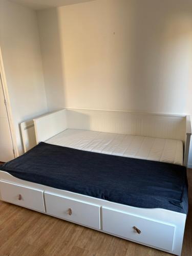 a bed in a room with a blue mattress at Côte Saint-Pierre in Ambleteuse