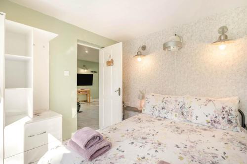 a bedroom with a bed with a floral bedspread at 1 Bed in Beccles oc-65080 in Beccles