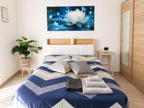 a bedroom with a bed with towels on it at Ninfa del lago - PRIVATE GARAGE in Colico