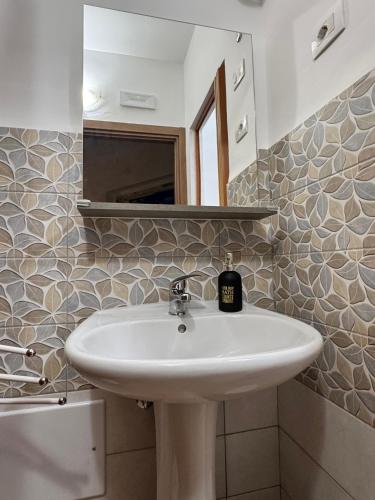 a bathroom with a sink and a mirror at DomusVenere in Santa Croce Camerina