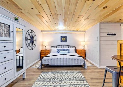 a bedroom with a bed and a wooden ceiling at Cute n Chic in Clayton in Clayton