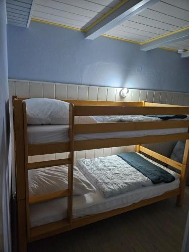 two bunk beds in a room with a ceiling at Ferienwohnung Daliah in Wangels