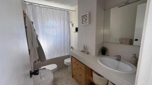 a bathroom with a sink and a toilet at Casa de playa in Roda de Bará