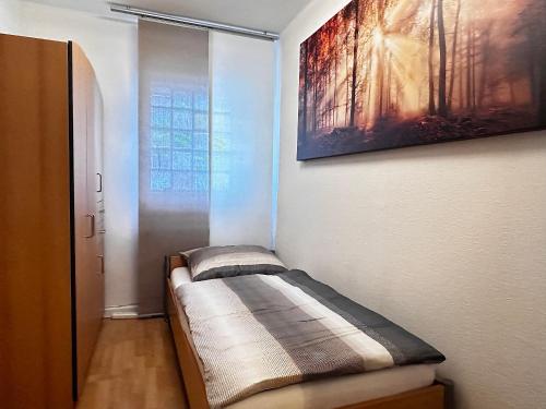 a room with a bed in the corner of a room at Wasserburg 1 I Familienfreundlich - Ruhig & Erdgeschoss I Parkplatz inkl in Paderborn